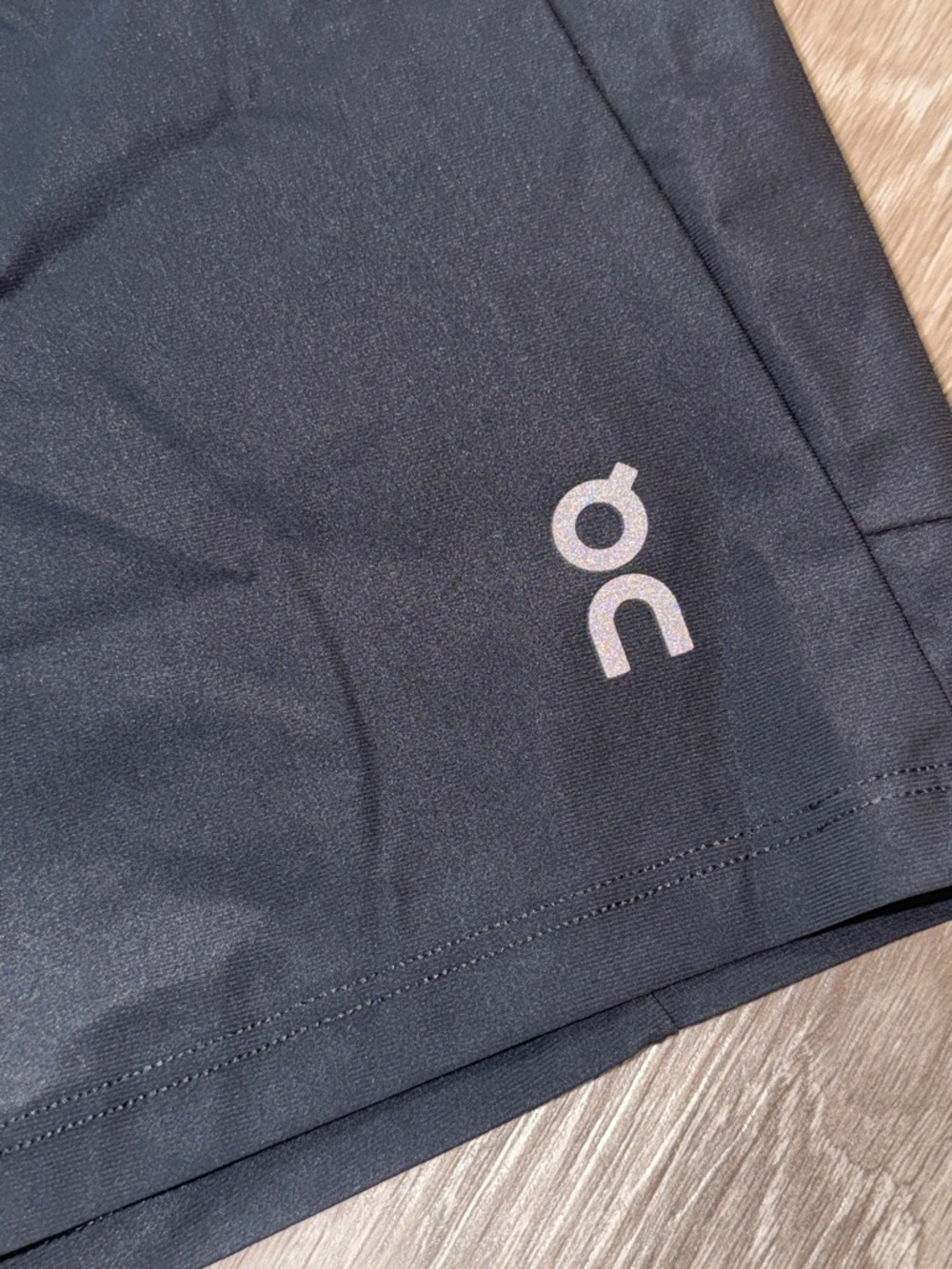 On Run on clouds! Mens Hybrid Black Tech Shorts. Size L - Picture 2 of 5